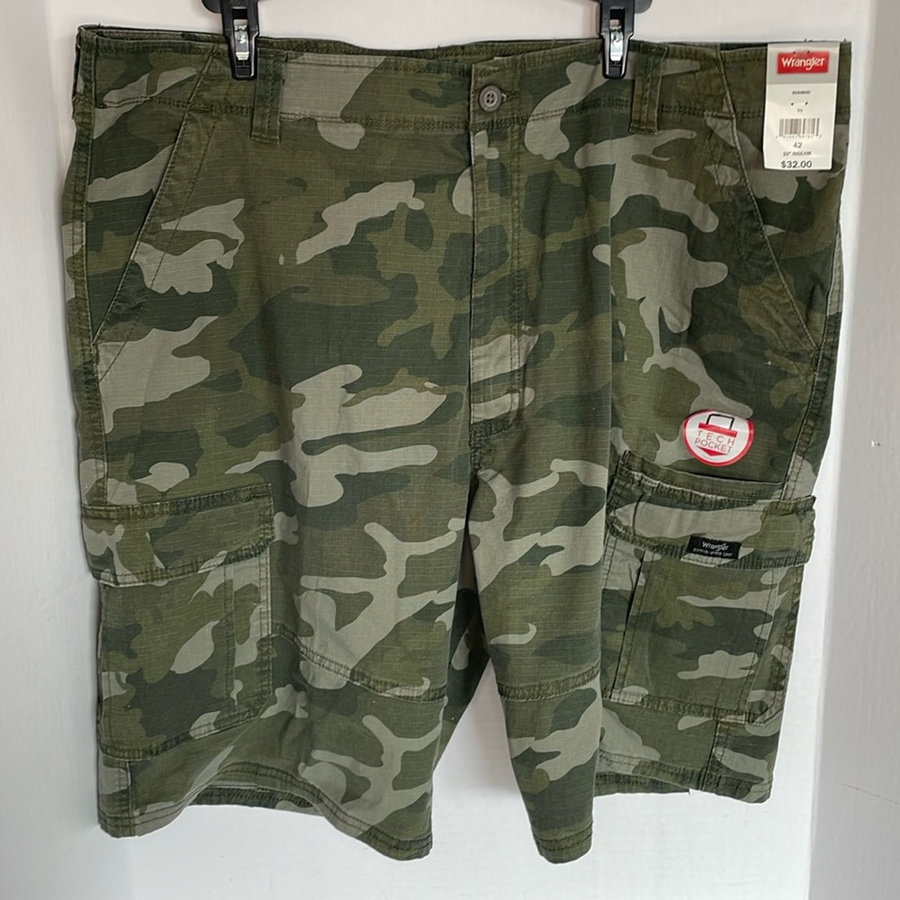 Wrangler camouflage relaxed fit  shorts men’s size 42, 10” inseam NWT
